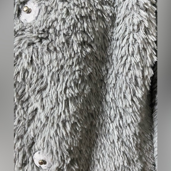 Kenneth Cole Shaggy Soft Faux Fur Snap Button Silver Long Fuzzy Coat Size XS - Picture 3 of 7